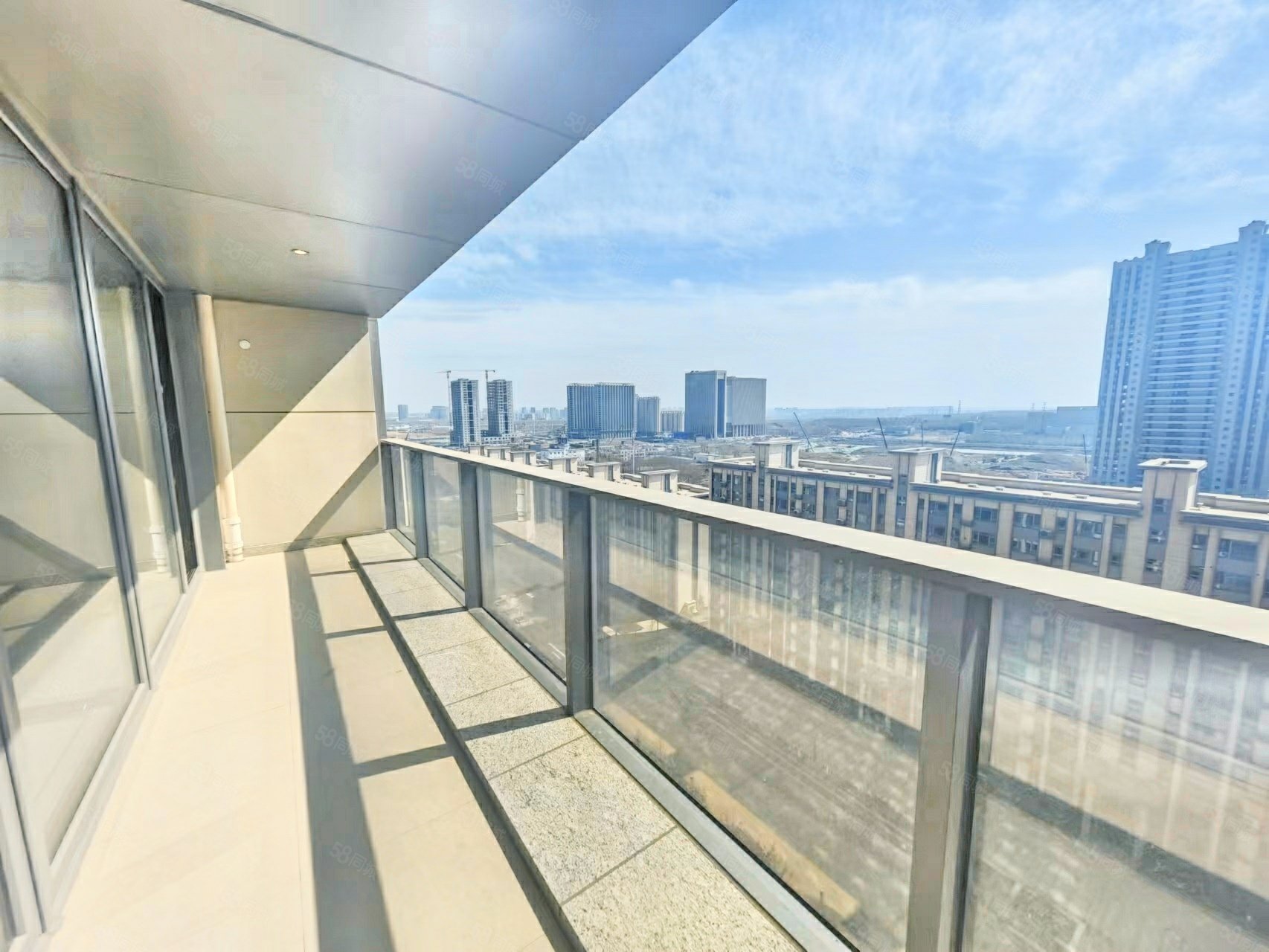 人民大街伟峰壹湖国际有两个车位观景大平层轻轨商场