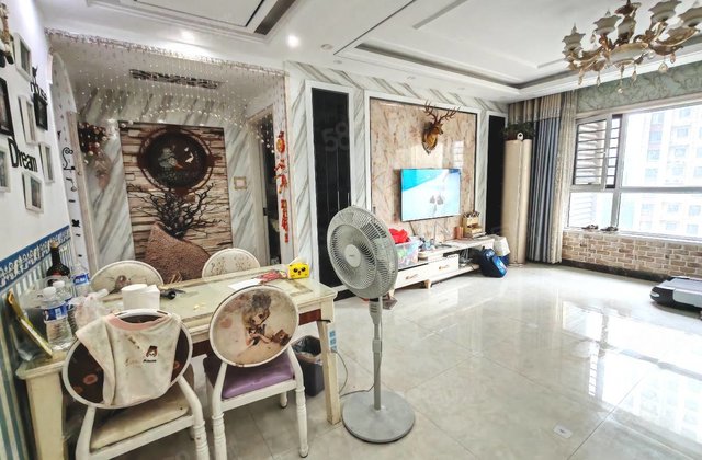 房东急售！精装修！三室两厅两卫！好楼层！置换诚心出售！免大税