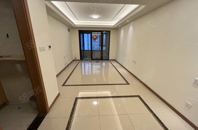 东昌天悦本小区  合适，带车位地下室免大税中间楼层有钥匙急售