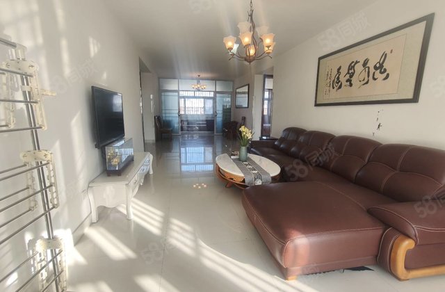 送车库储藏室万达广场电大附近正规三室两厅两卫精装修拎包入住