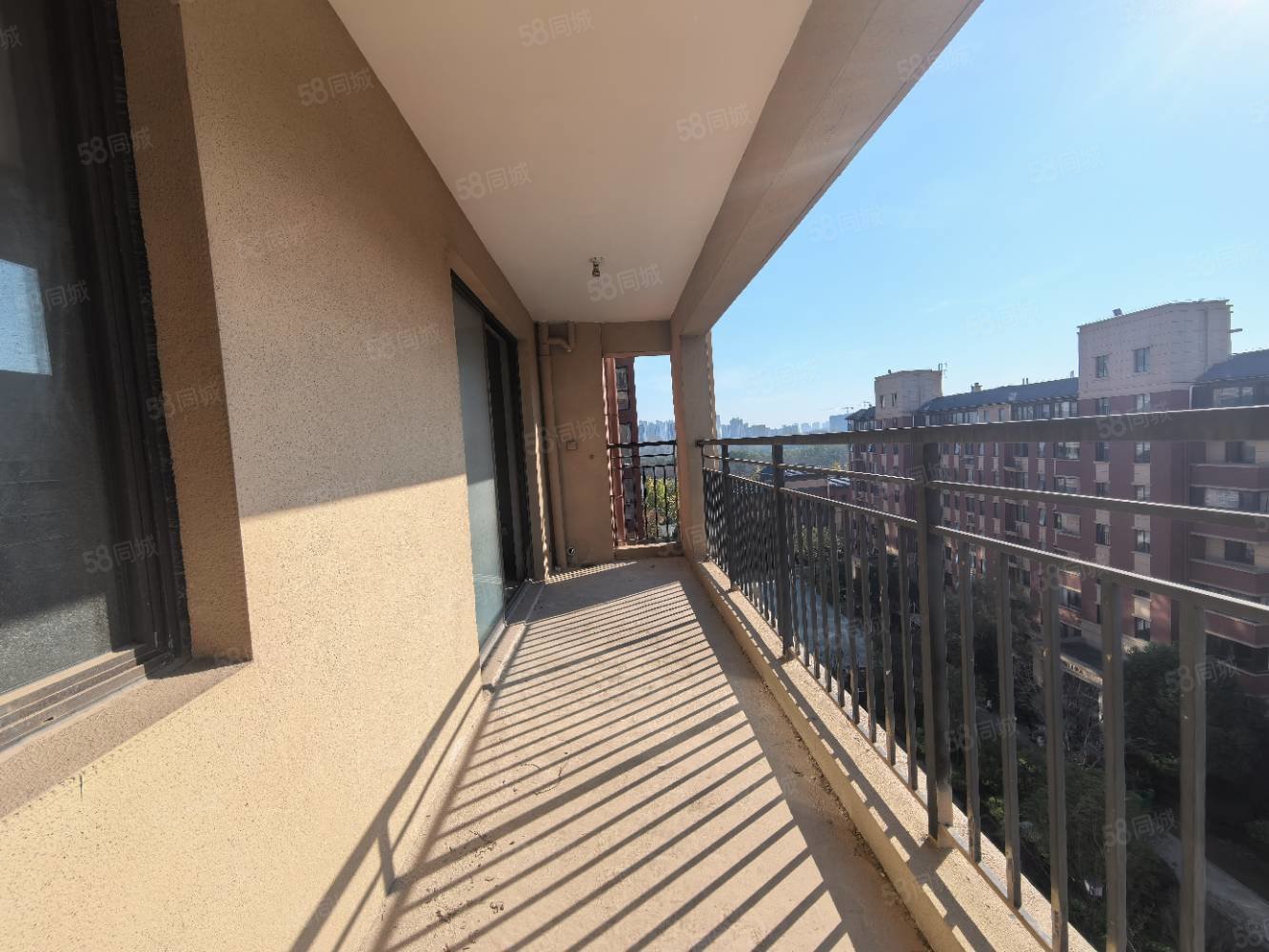 中铁诺德雍景台3室2厅2卫117㎡南北70万