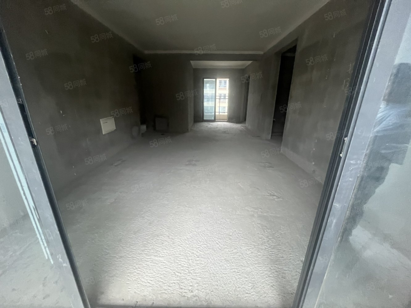 高安润达国际城3室2厅2卫127㎡南北88万