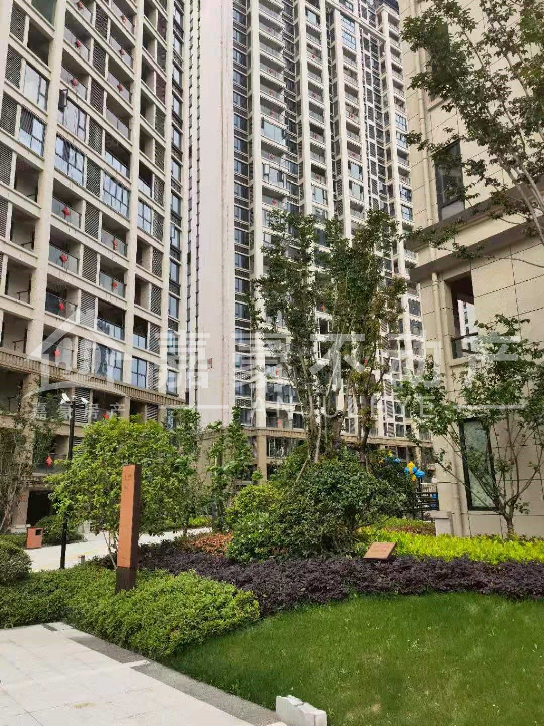 中梁滨江壹号院3室2厅2卫96㎡南北165万