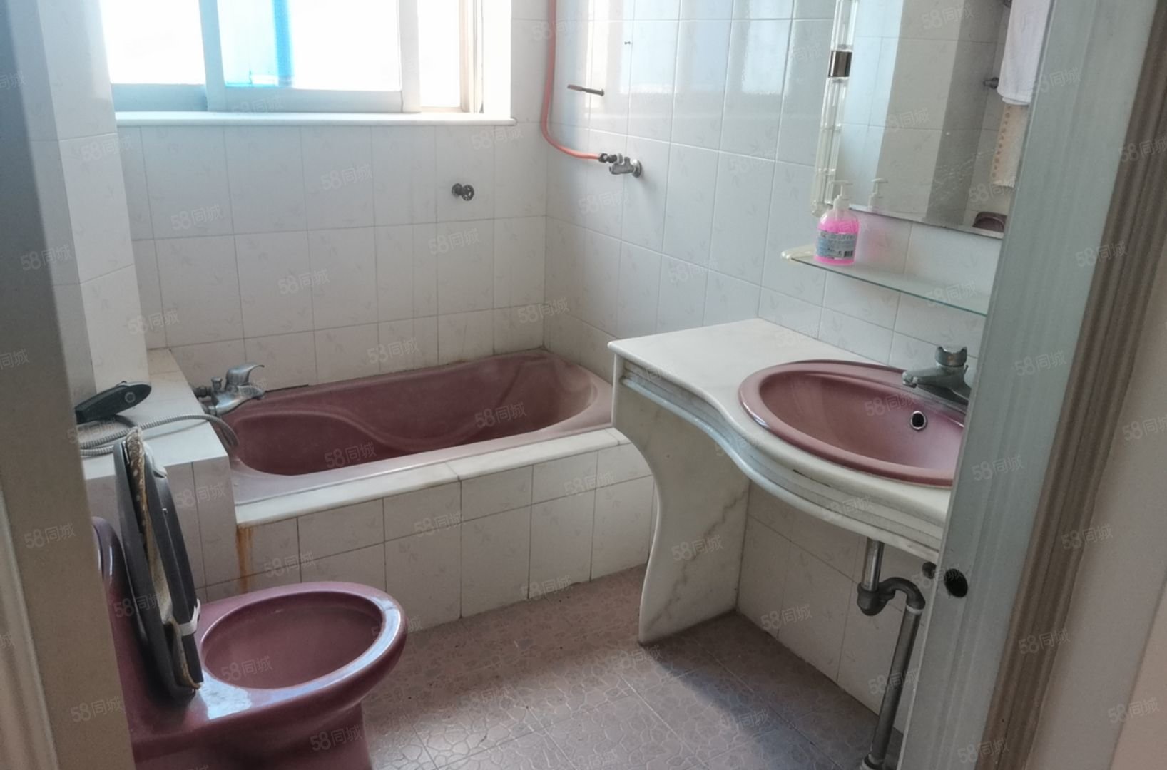 金田花园3室2厅2卫130㎡东58万