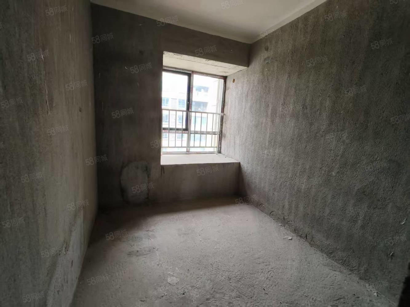 高安润达国际城4室2厅2卫127㎡南北88万