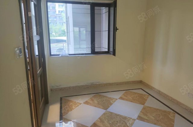 翡丽湾一楼精装143平带下沉180平免大税价格低可按揭可谈价