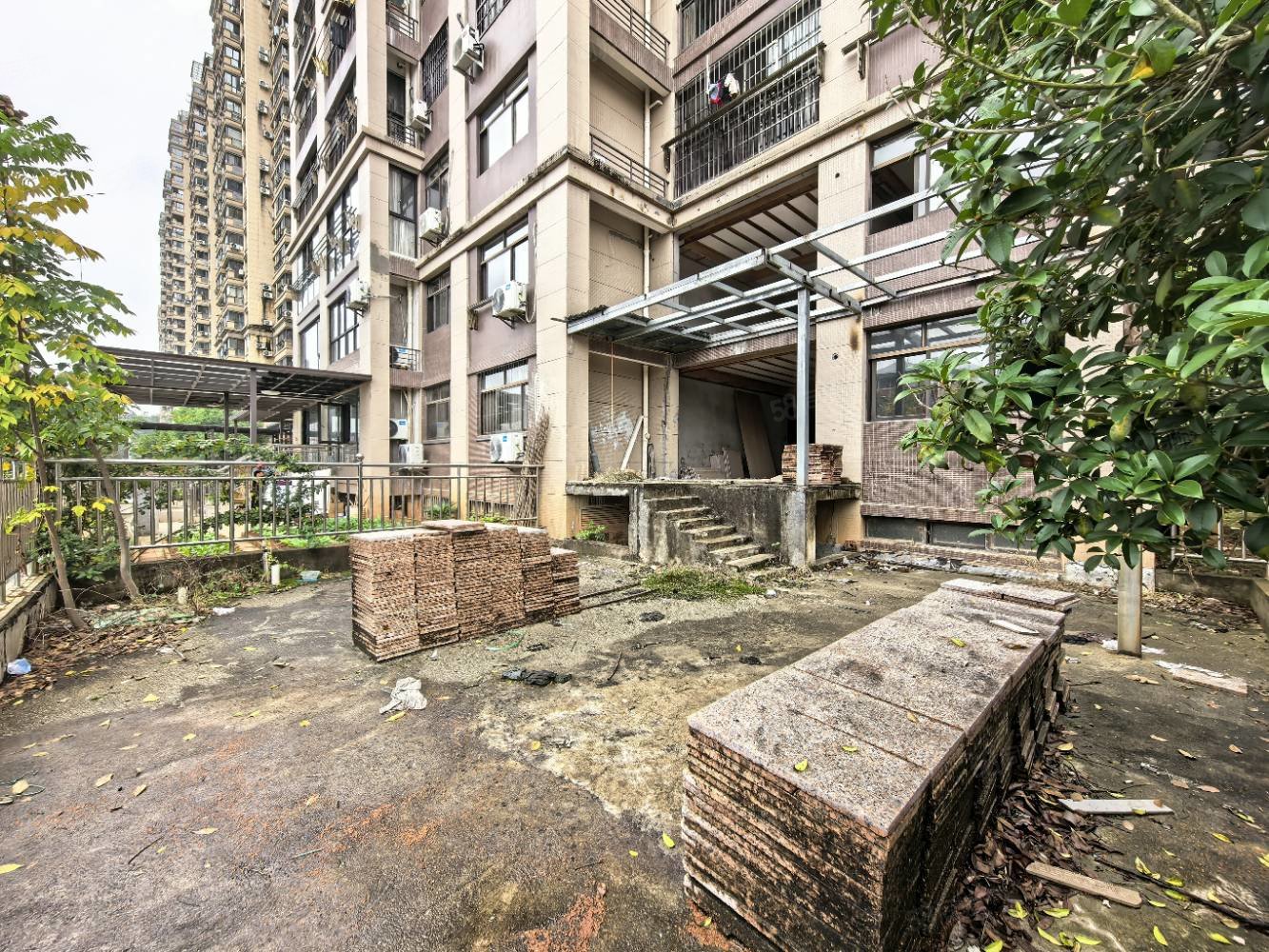 北湖湾8室2厅5卫215㎡南北200万