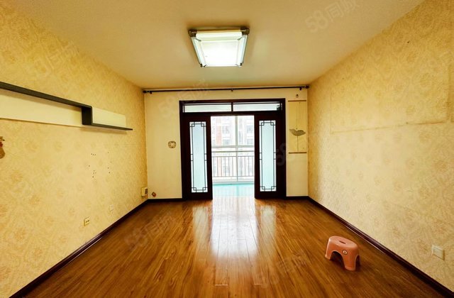 西湖馨苑   精装修  免大税  紧邻湖边  诚心出售