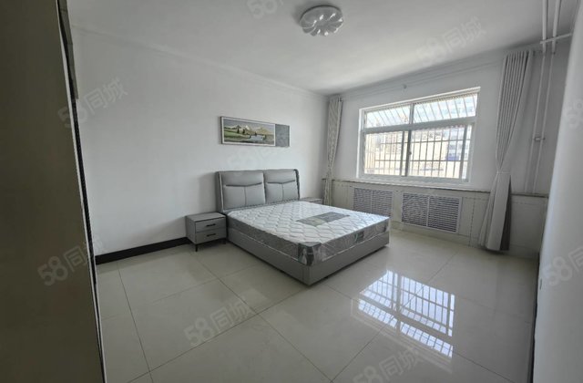 香江南邻电梯房139平 精装修三室两厅两卫仅售89万