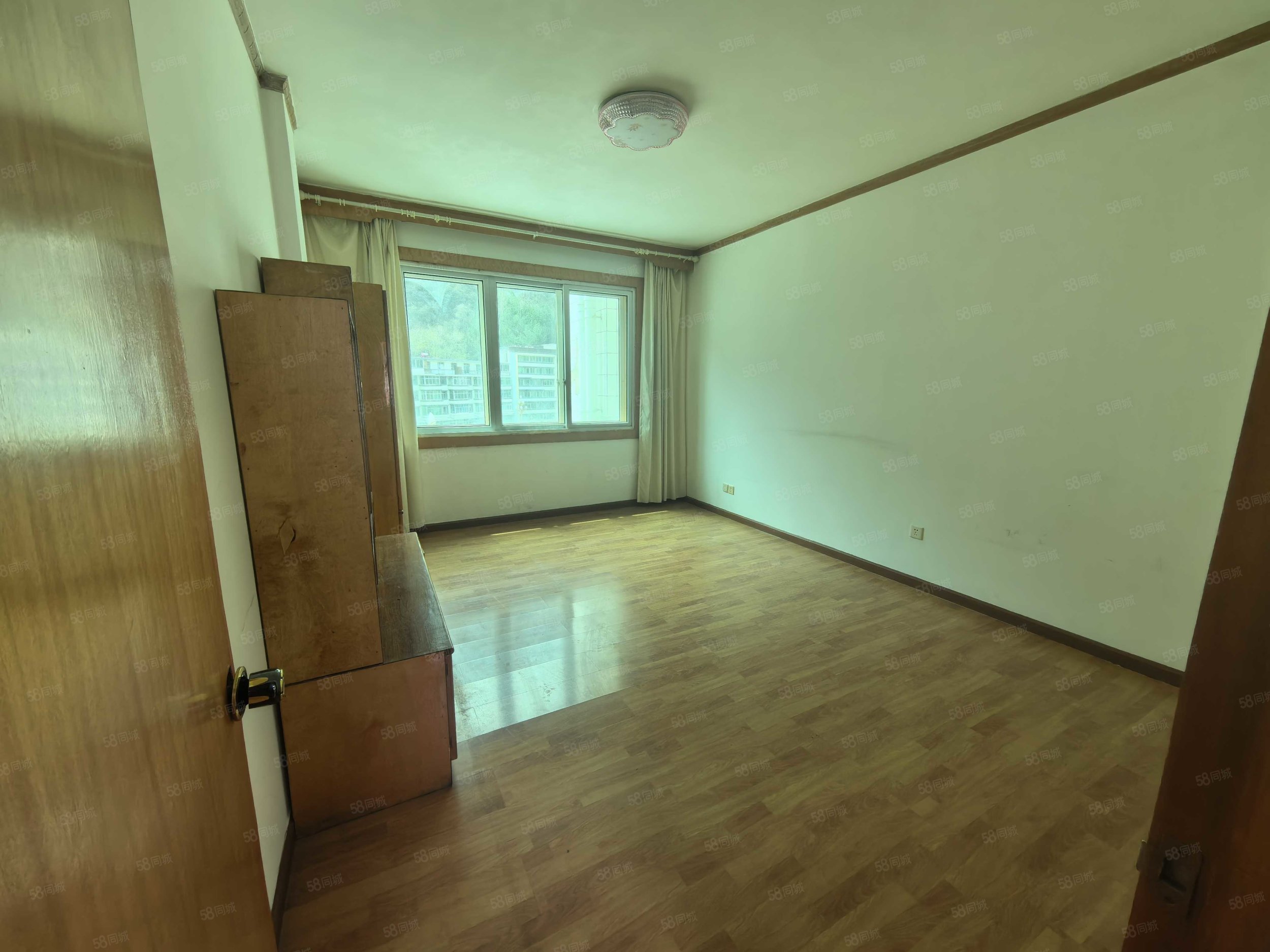 马尔康市税务局家属院3室2厅1卫129.76㎡南87万