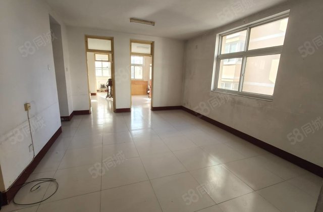 东昌湖边，名人苑 东方双语 城市主人，边户客厅有窗户全明户型