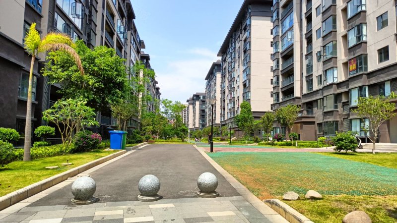 南湖花园2期小区中间电梯一梯两户南北通透4室带大阳台证满2年