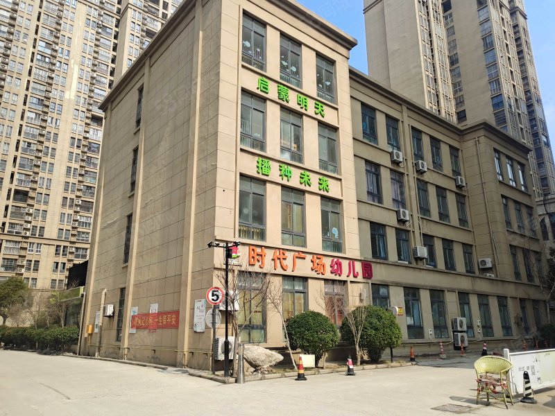 时代广场3室2厅1卫111㎡南40万