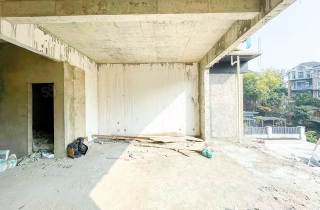 蔚蓝卡地亚云墅4室2厅236.78㎡358万二手房图片