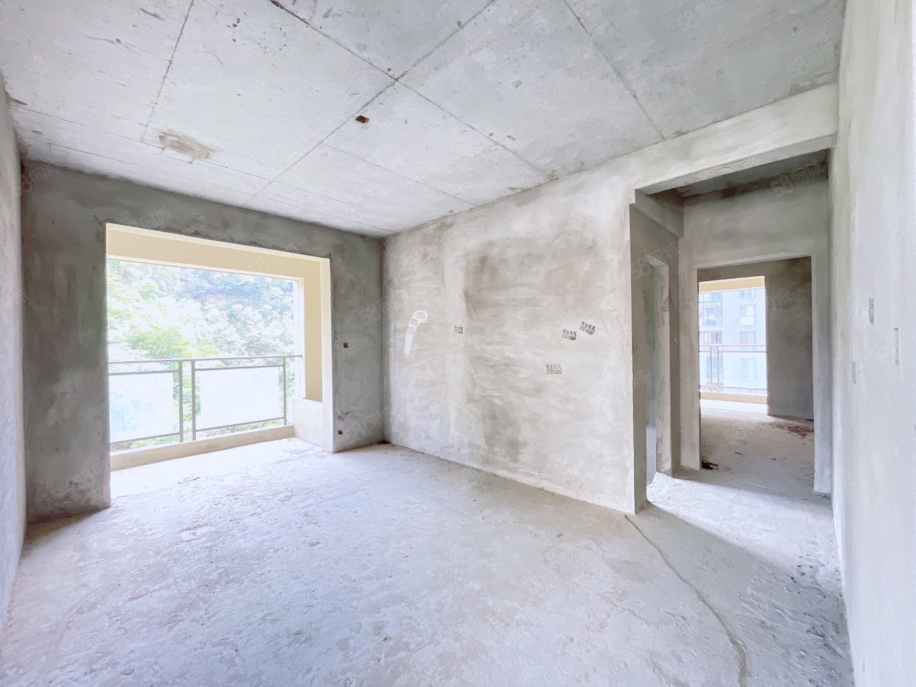 公元海3室2厅1卫96㎡南北39.8万