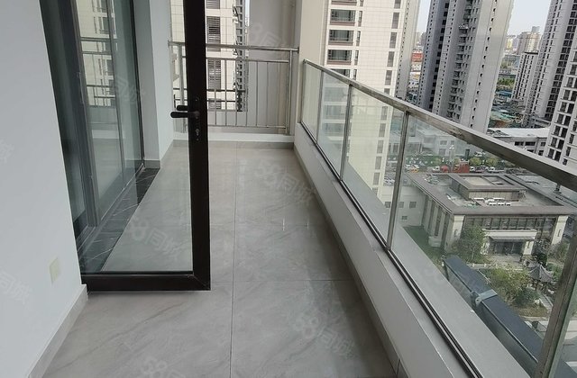 诚心出售 中间楼层采光好 双卫格局 出行方便 急卖