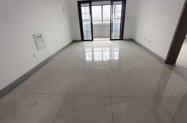 月季公园东门，大三室带车位储藏室，7月份免大税一口价115万