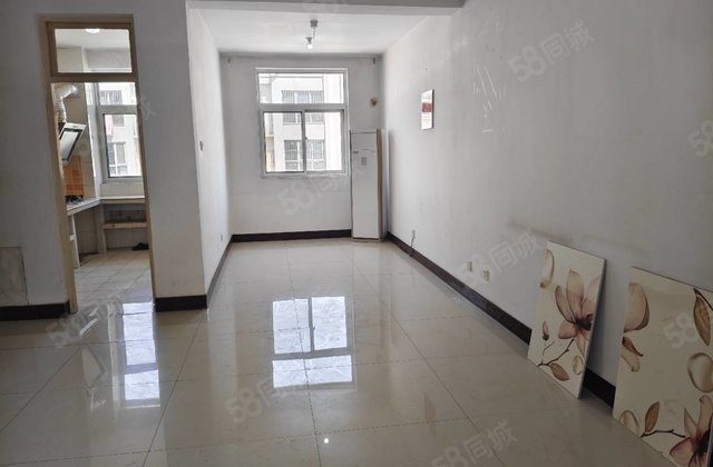 汽车站南临，房龄新，地暖三室，小区停车方便