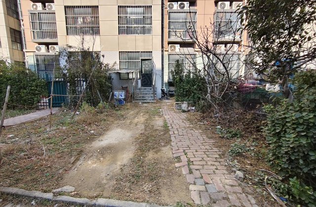 莲湖花园 一楼带院 带车位 万达北邻 水城   五中 信合