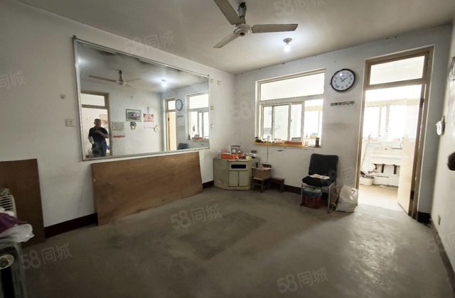 市中心 七中 考心一楼2室 停车方便 免大税