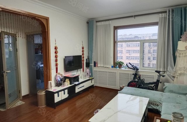 龙山北区距离老文轩100m，精装，免大税， 送家具和4个空调