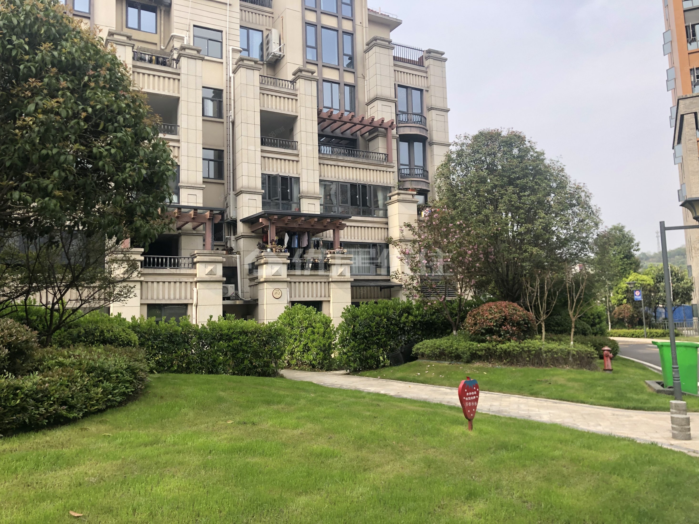 依山郡洋房正规三房边户带小露台和车位