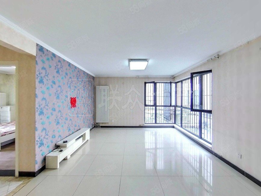 時(shí)代龍和大道3室1廳2衛(wèi)136.08㎡南北375萬