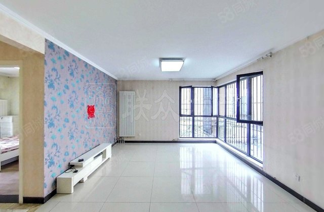 時(shí)代龍和大道3室1廳2衛(wèi)136.08㎡南北375萬