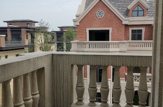 天鹅湾独栋超大豪华别墅 赠送超大院子 可看高尔夫球场