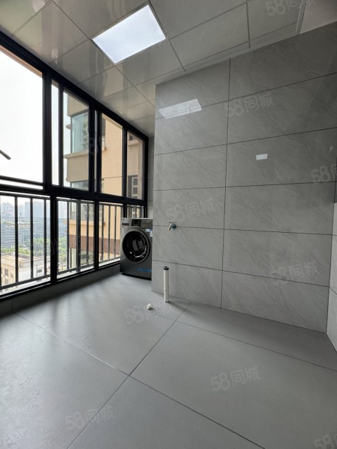 83万 万峰一品精装四房带车位 位置城芯 旁边欢乐城富康一小