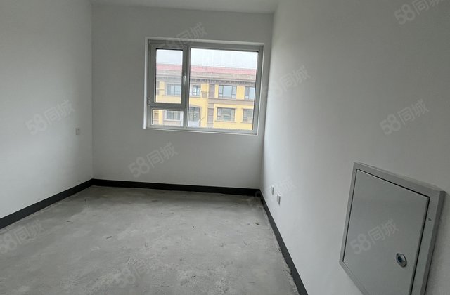 交房未住!江北水镇!带50平露台!2个双阳台!急售!