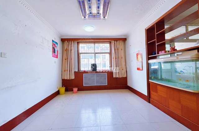 湖边竹林西邻，多层三楼，空置中，小区停车方便，双阳台