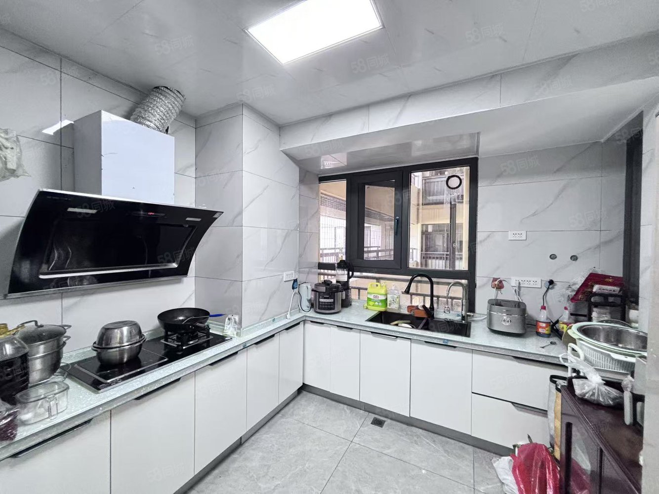 吾悦广场悦湖公馆3室2厅2卫118㎡南北85.6万