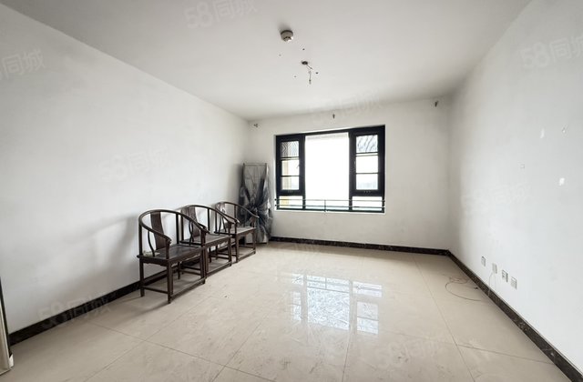 绿城百合新城 东边户 三叶草 送车位储藏室 免大税 急售