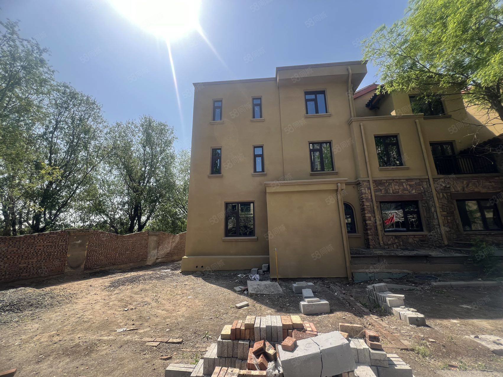 旭辉650平别墅 170平小院5辆车的停车位