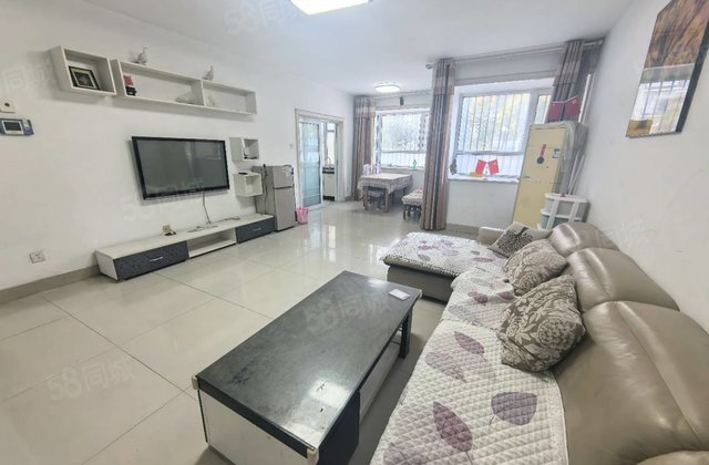 香江附件 单价七千 实验带车位 月亮湾C区 三室两卫免大税