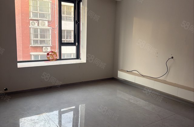 水晶城，精装三室，送储，仅售66.8万，好楼层