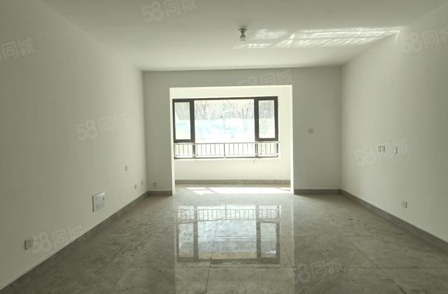 60平小院子电梯洋房东边户，带车位经典三叶草户型，餐客一体