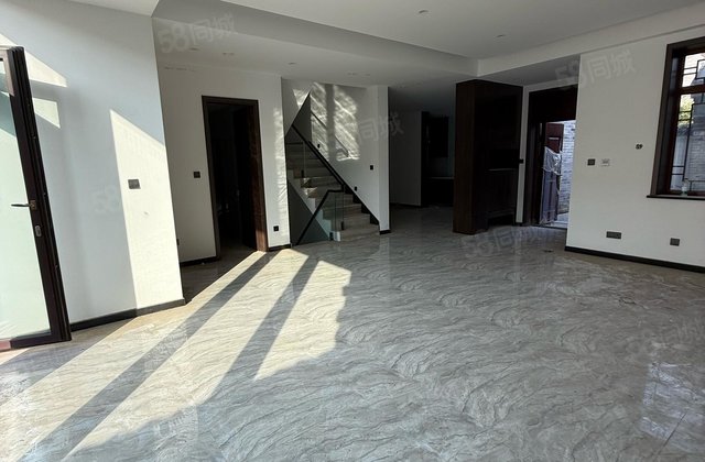 急售光岳府临湖别墅 精装修免大税前后带院子带三个车位