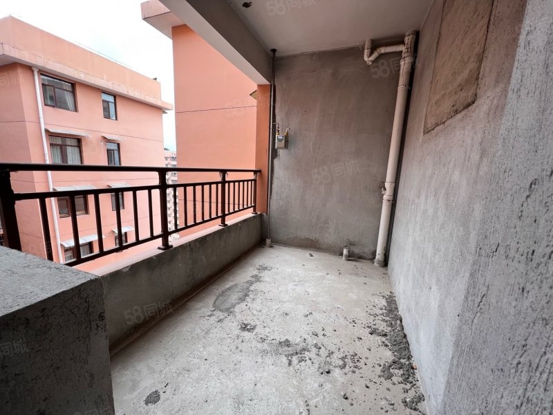 西湖花园毛坯现房135平65万4室2厅2卫,西湖花园-恩施58同城