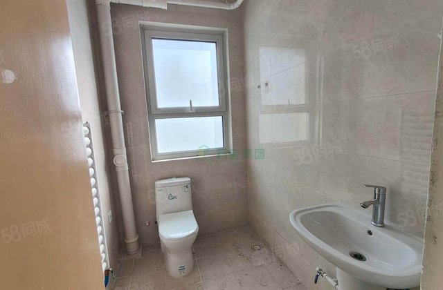 江北水镇电梯洋房，三室两厅两卫新房未住，带地下室包税