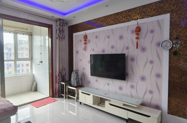 新城邦，电梯房中间好楼层三室，105平方送储藏室