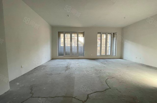 卡纳圣菲4室2厅218㎡155万二手房图片