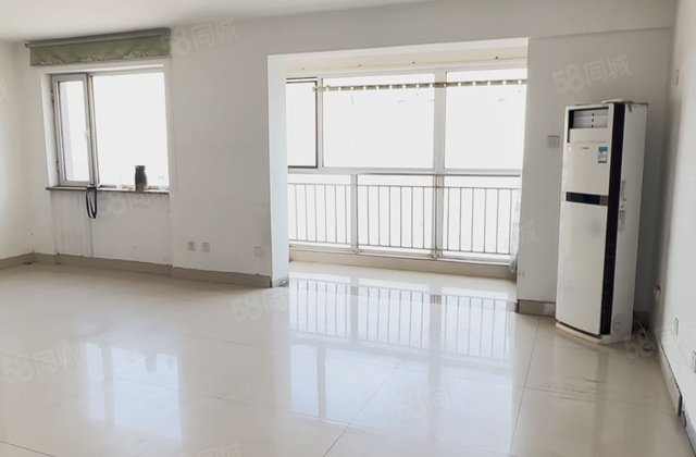 小区门口旁边独栋，超大客厅。带车位，观景房，   临近二期。