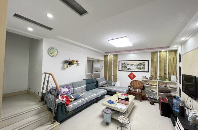 新出阿尔卡迪亚，中间楼层错层带车位地下室，随时看房。