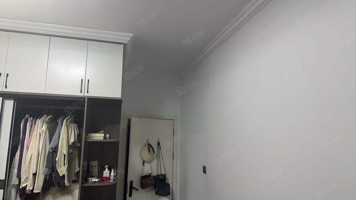 加侨侨城壹号(C区)4室2厅2卫133.8㎡南95万