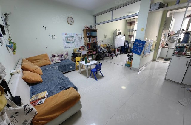 莲湖花园 一楼带院带车位  三室 随时看房子 位置好诚心出售