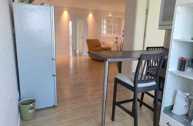 柳泉花园 金凤龙庭 9楼 135平 精装三室 95万免大税