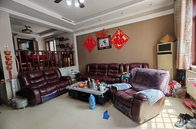 出门遇到东昌湖，3层别墅，动静分区很明确，边户