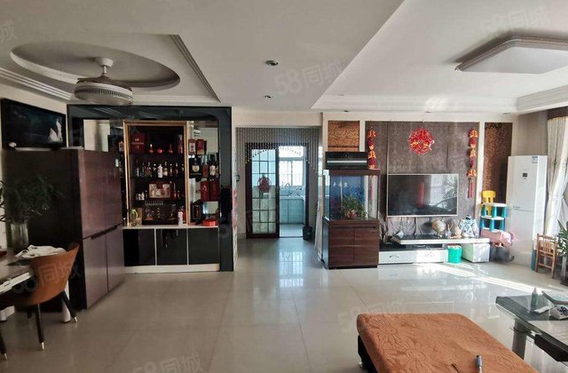 翡翠城，精装修带车位地下室，免大税，三室两厅两卫，东边户。